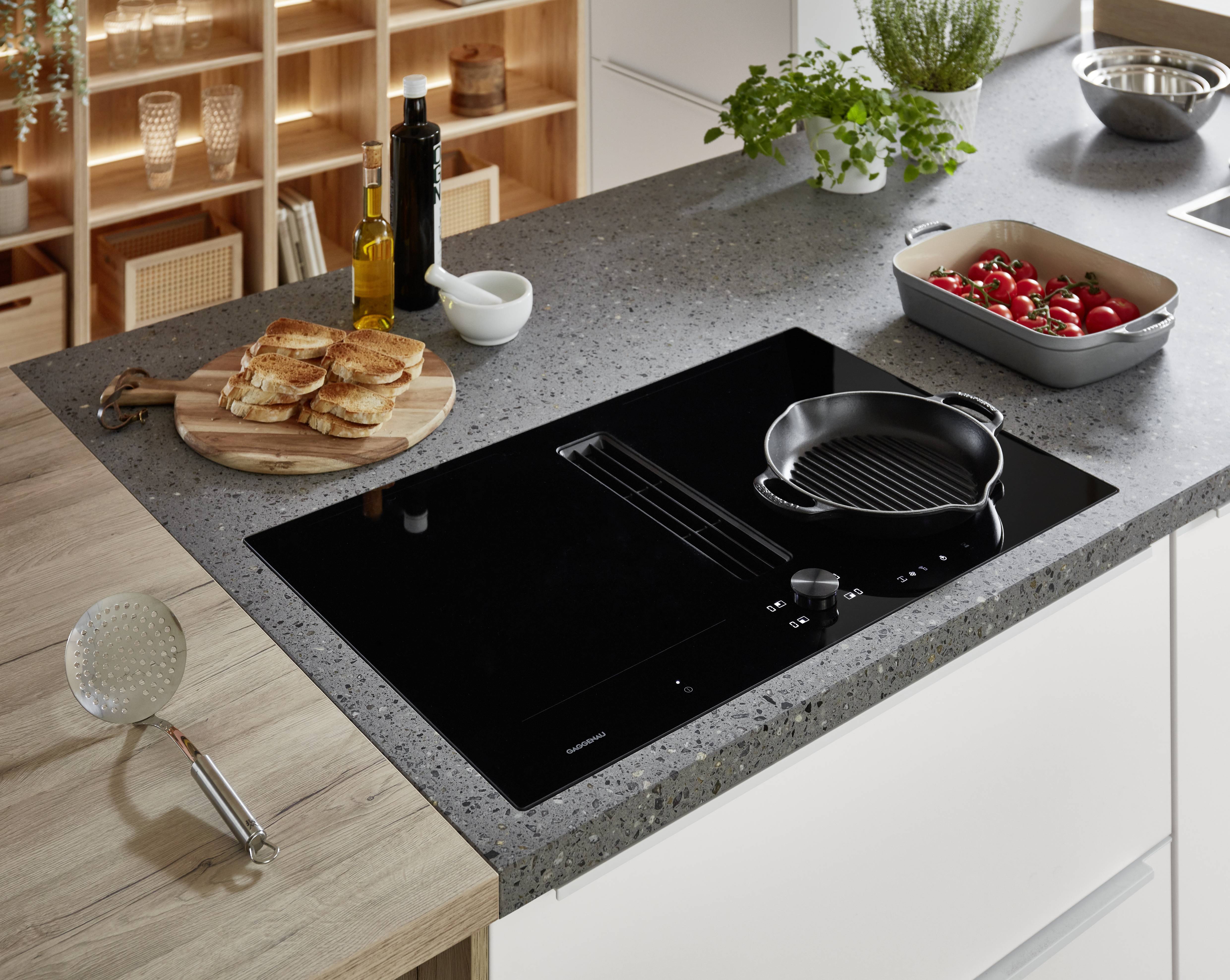 Nobilia Mattweiß grifflos mit GAGGENAU-Kochfeld mit Muldenlüfter