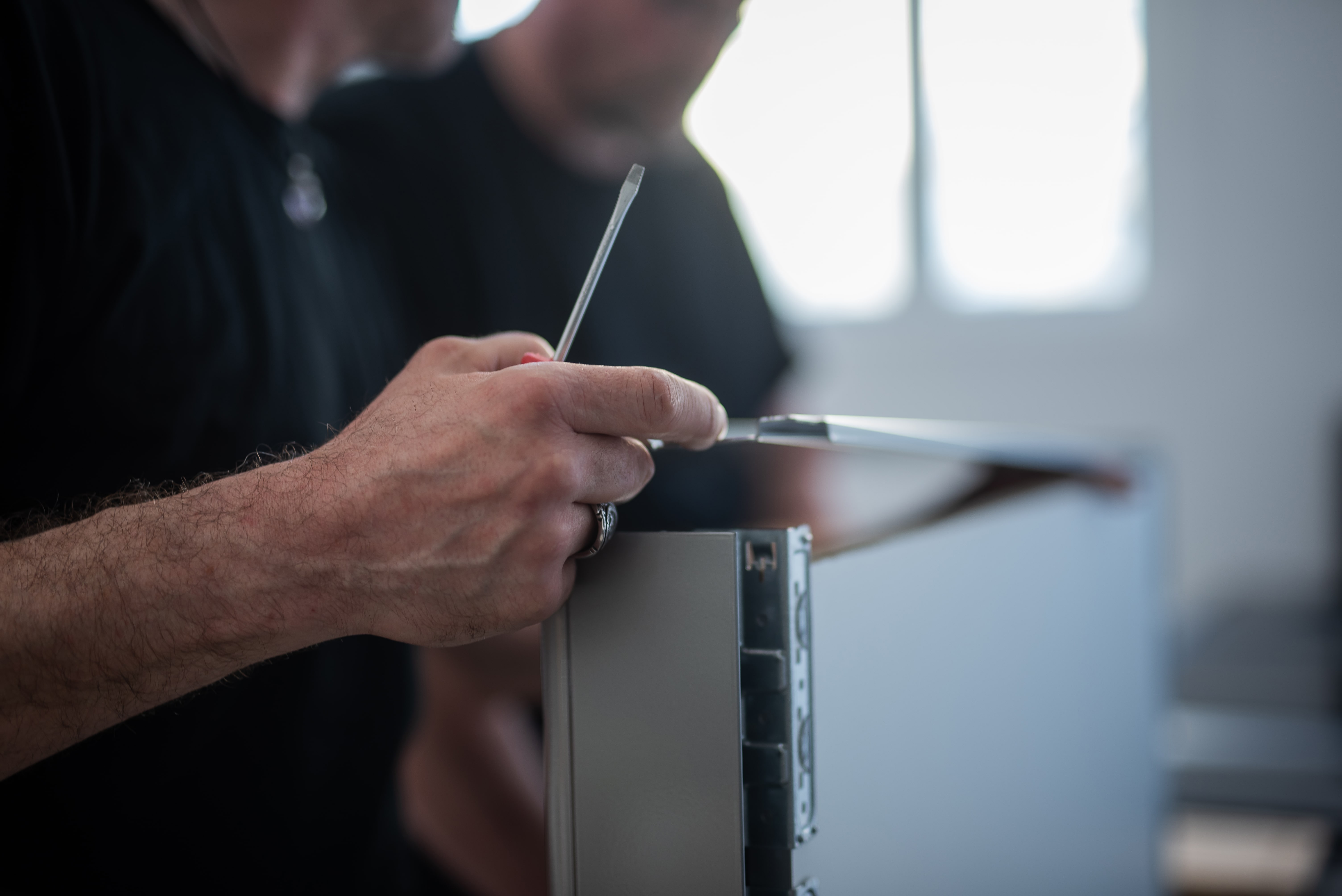 Handwerker mit Schraubenzieher