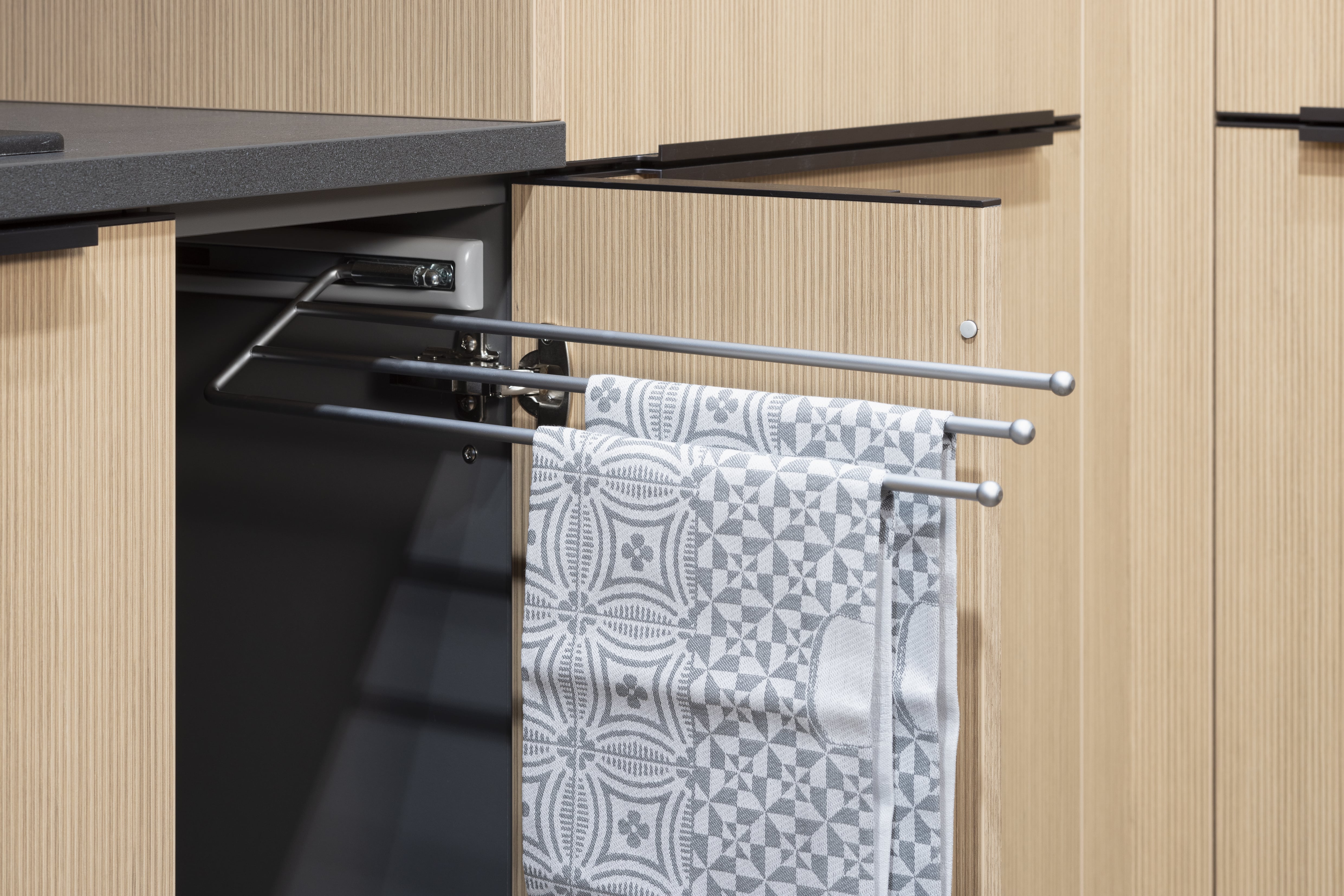 HÄCKER Concept10 Linea Eiche Balticblau - Detailansicht ausziehbare Handtuchstangen im Unterschrank