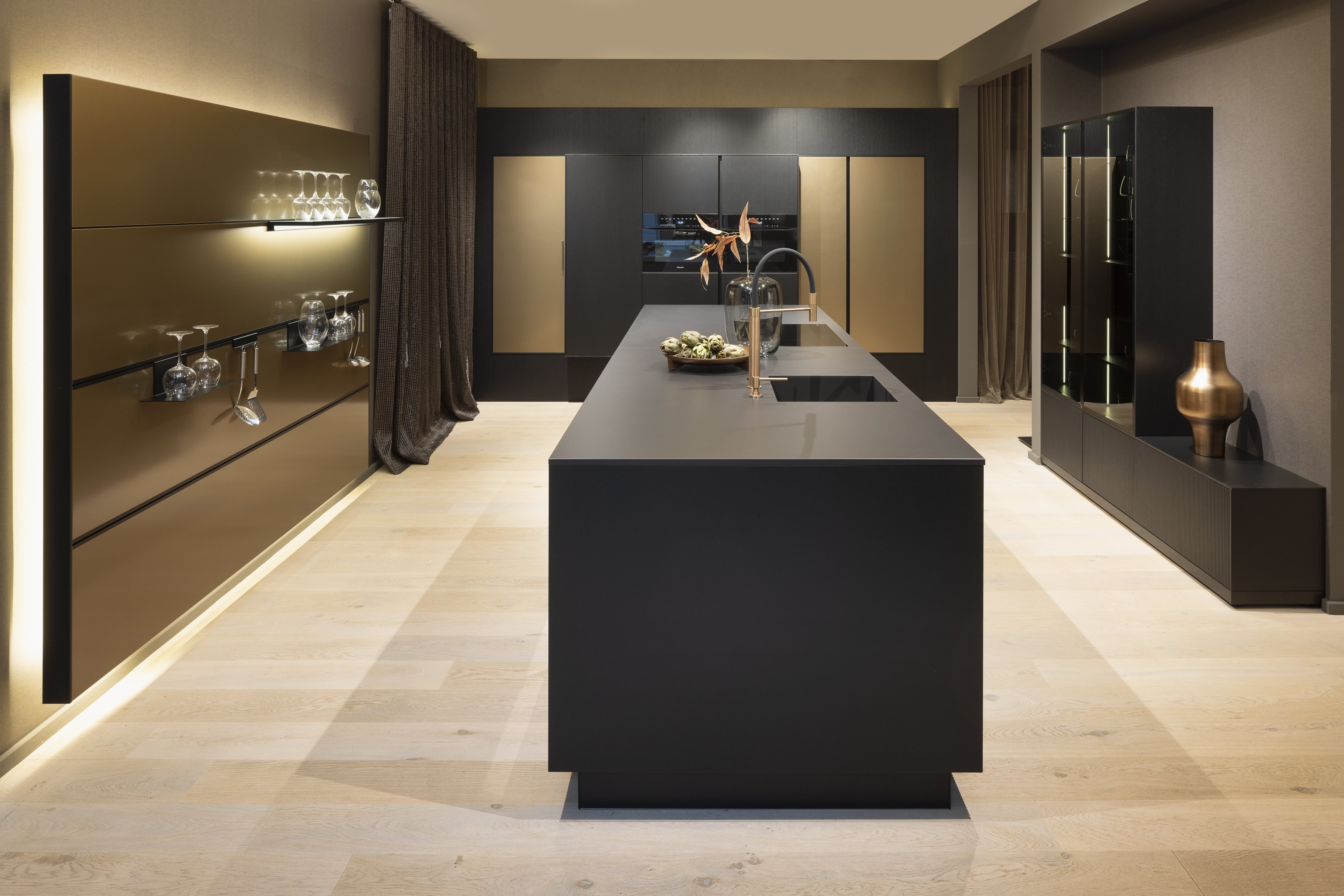 HÄCKER SystematART Eiche schwarz Echtholz mit Gold, Bronze Akzenten