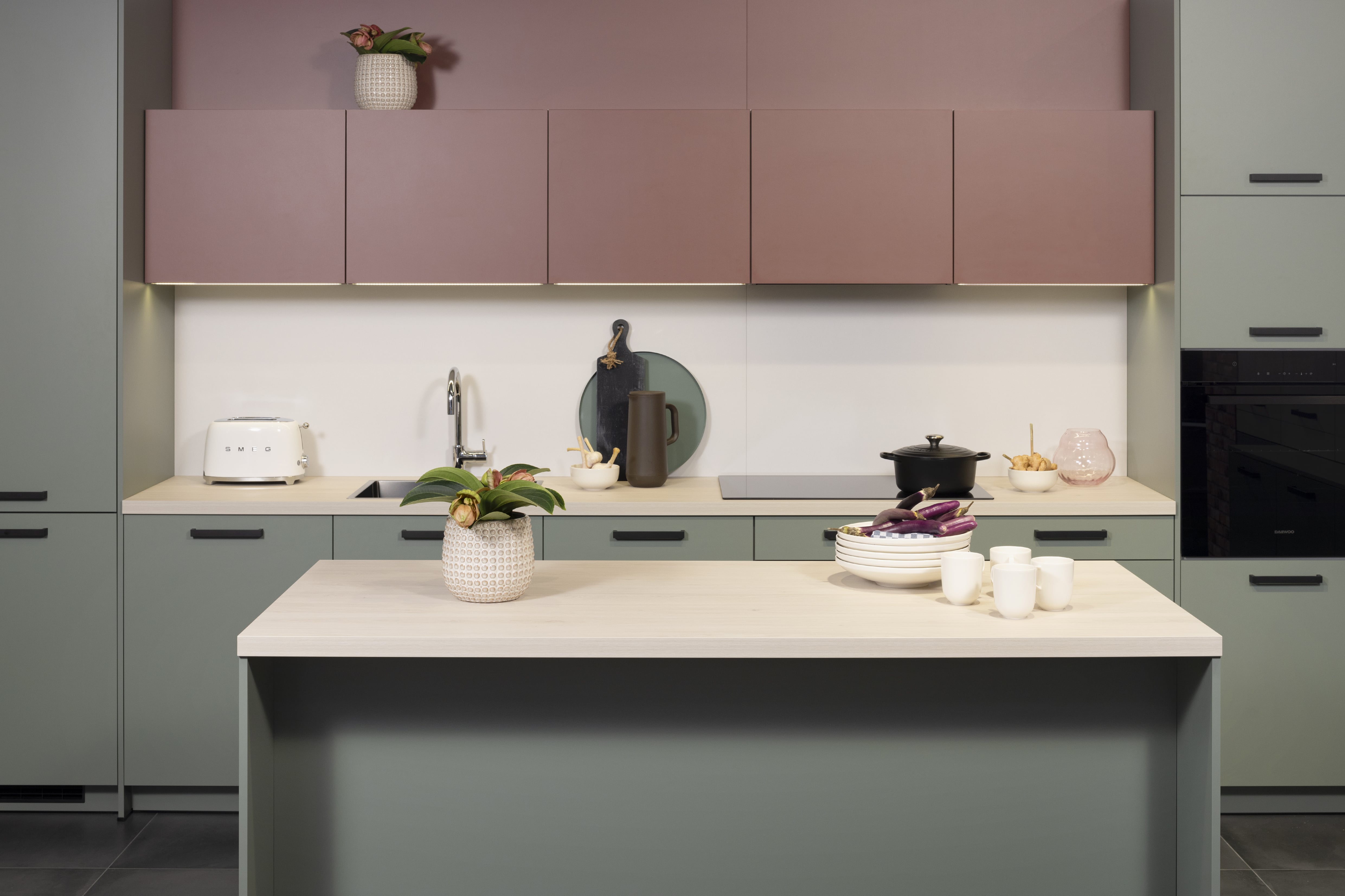 Artego Pastell Eukalyptus und Pastell Oxidrot - Kücheninsel und Küchenzeile mit Arbeitsplatte in White Oak-min