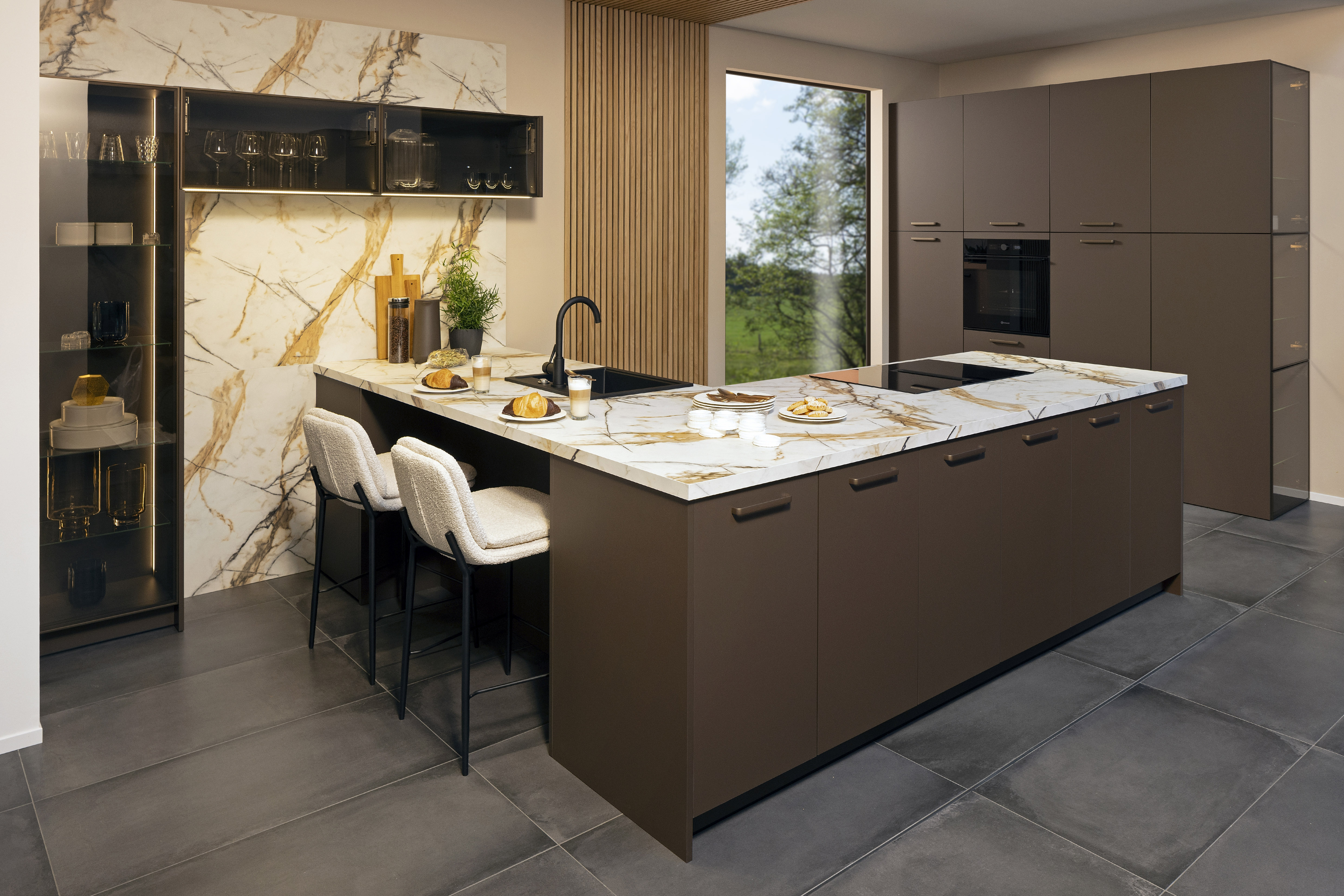 Moderne Küche mit Kochinsel, Marmorarbeitsplatte und zwei weißen Barhockern.