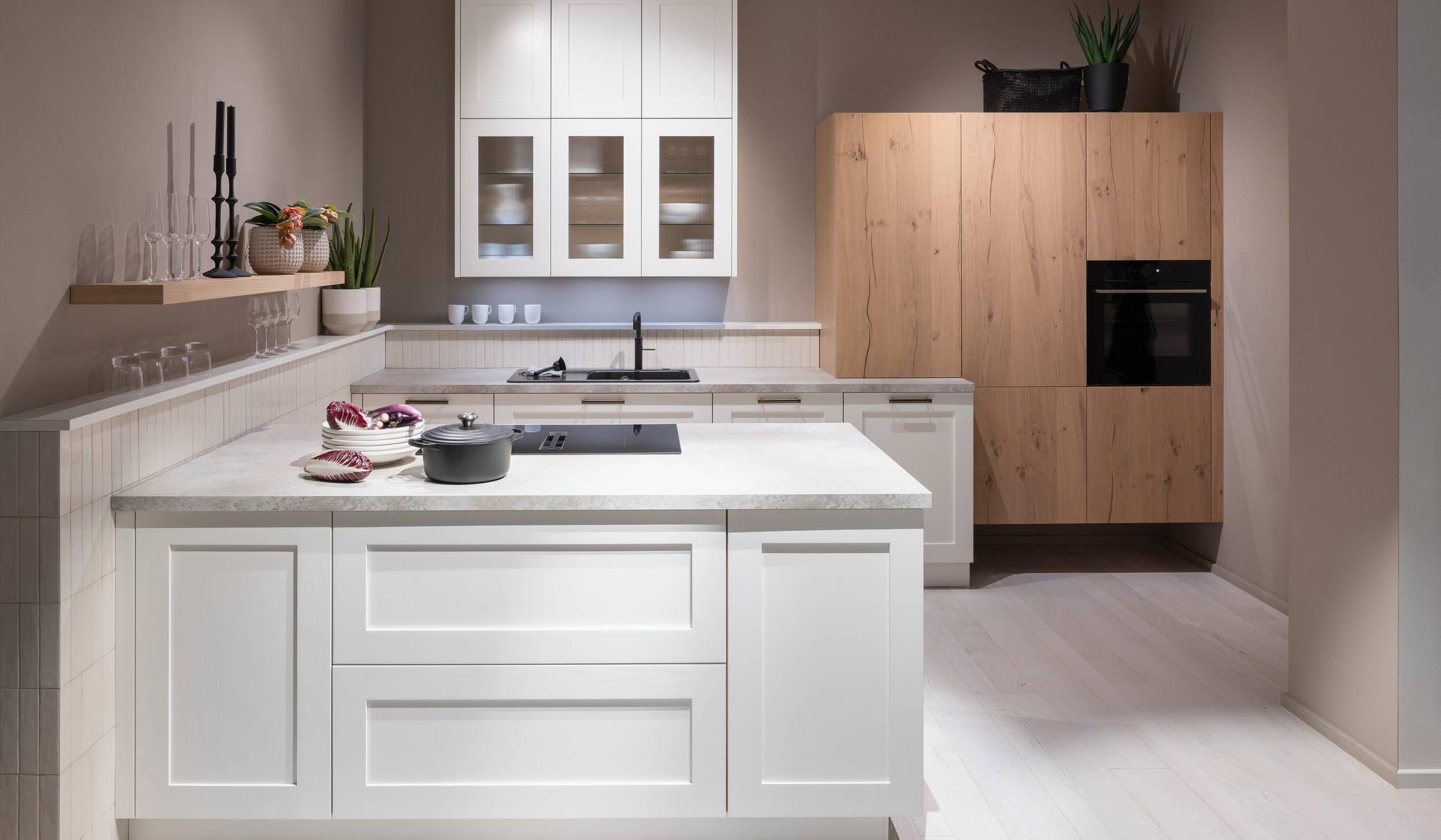 HÄCKER Systemat moderne Landhausküche weiß mit Kalkstein und Wildeiche