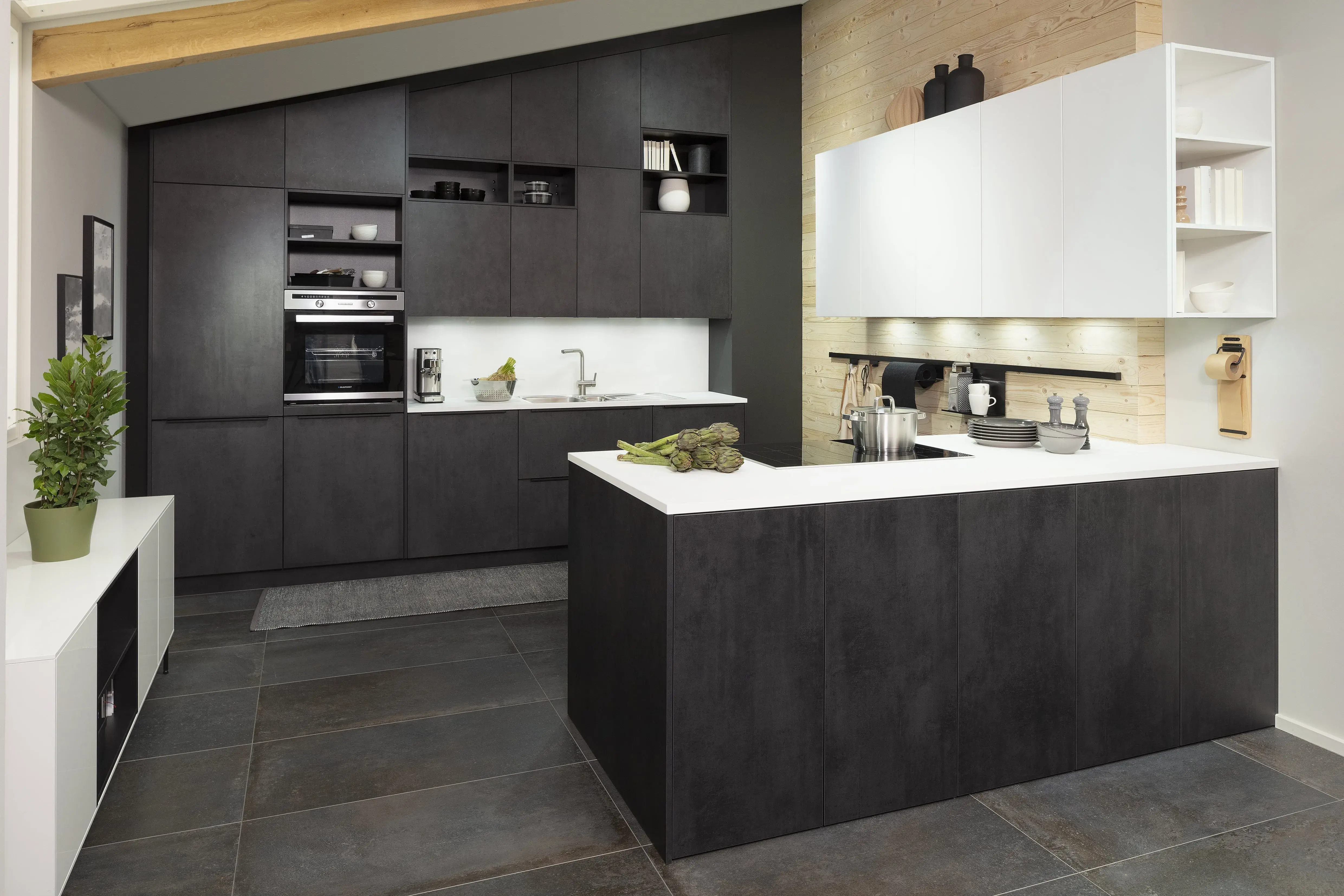 HÄCKER Küche Beton-Dekor mit Mattglas-Kristallweiß Dachschräge 