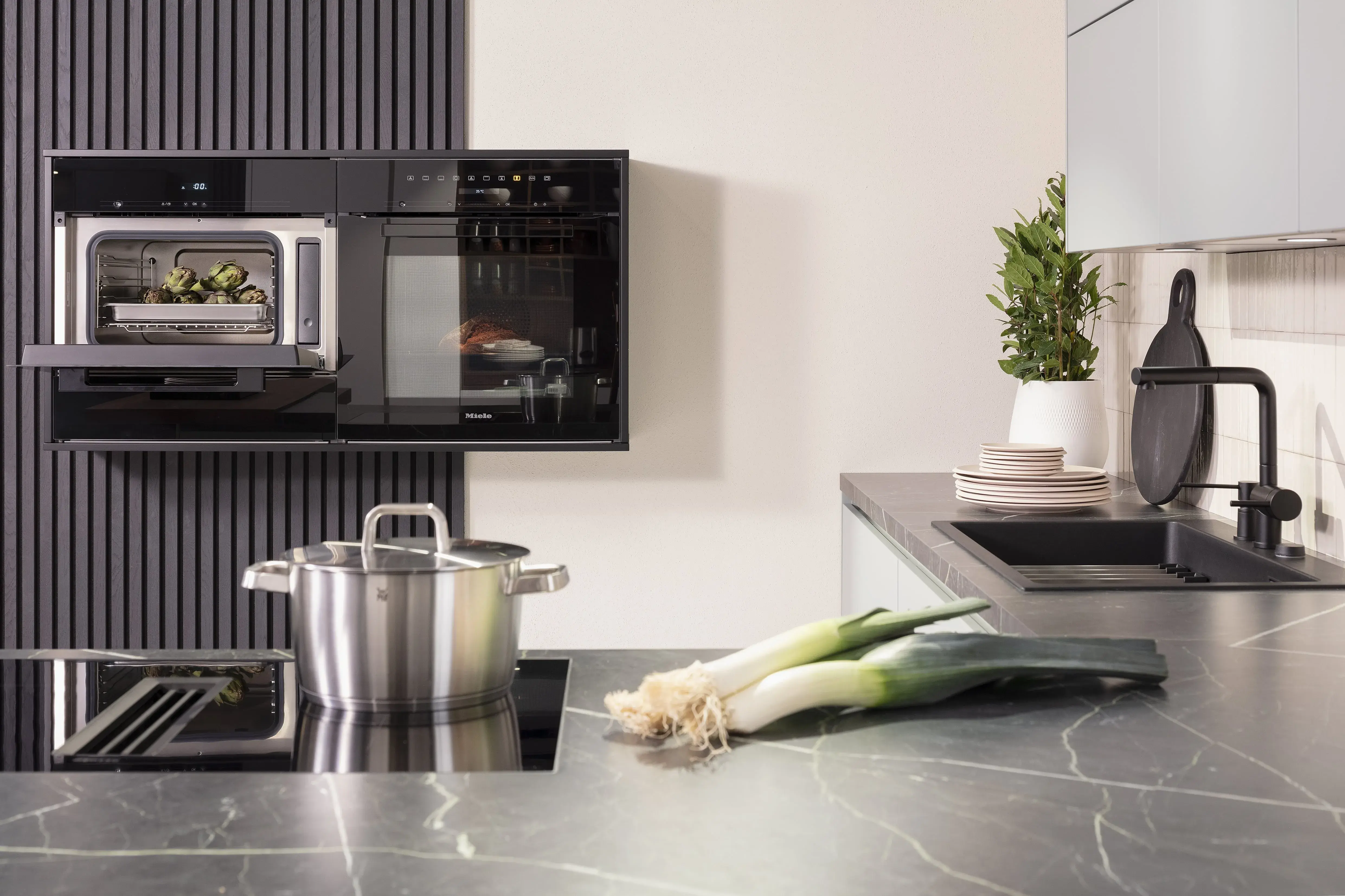 HÄCKER Küche mit Nussbaum-Dekor MIELE Einbaugerät solitär