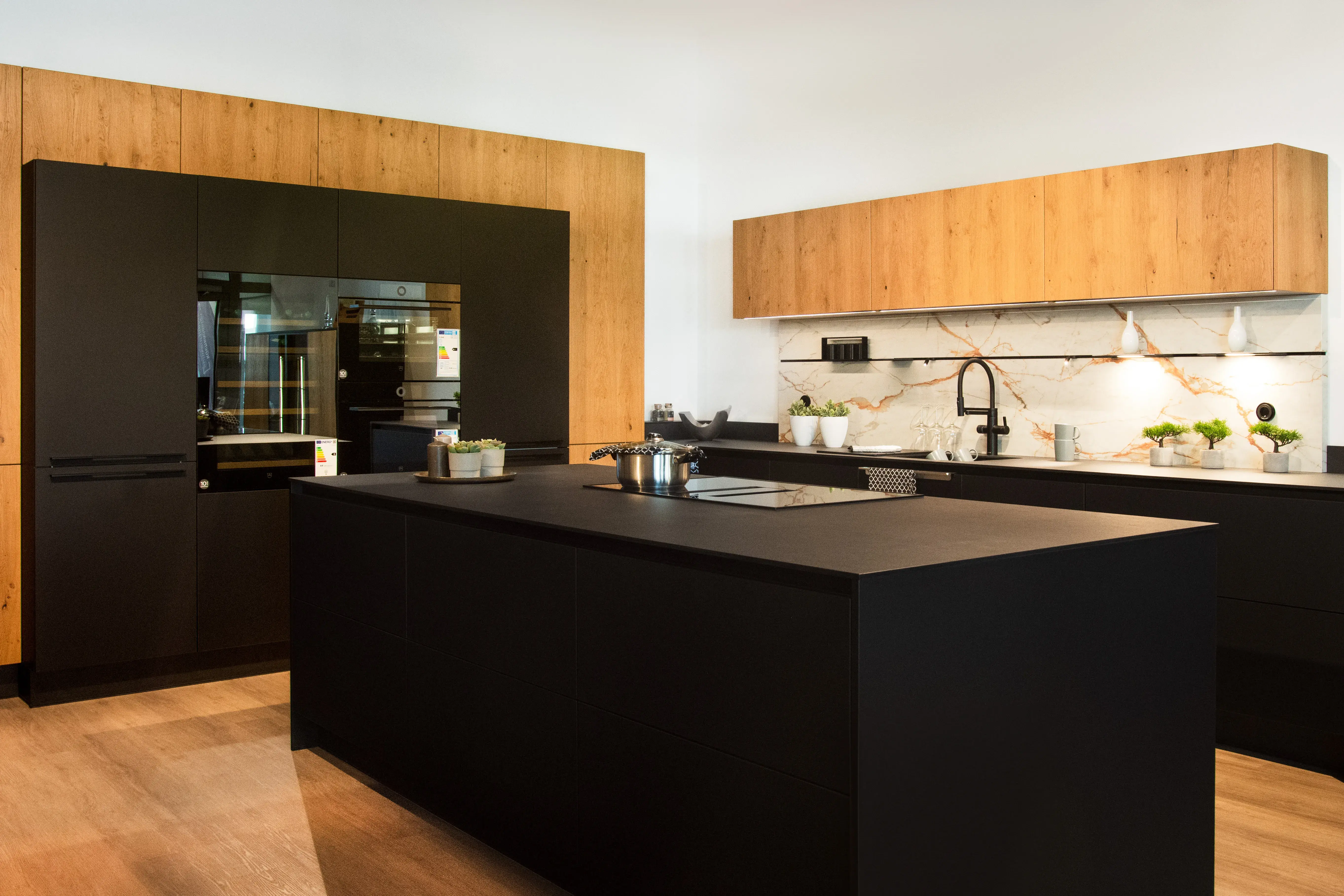 schwarze Kücheninsel