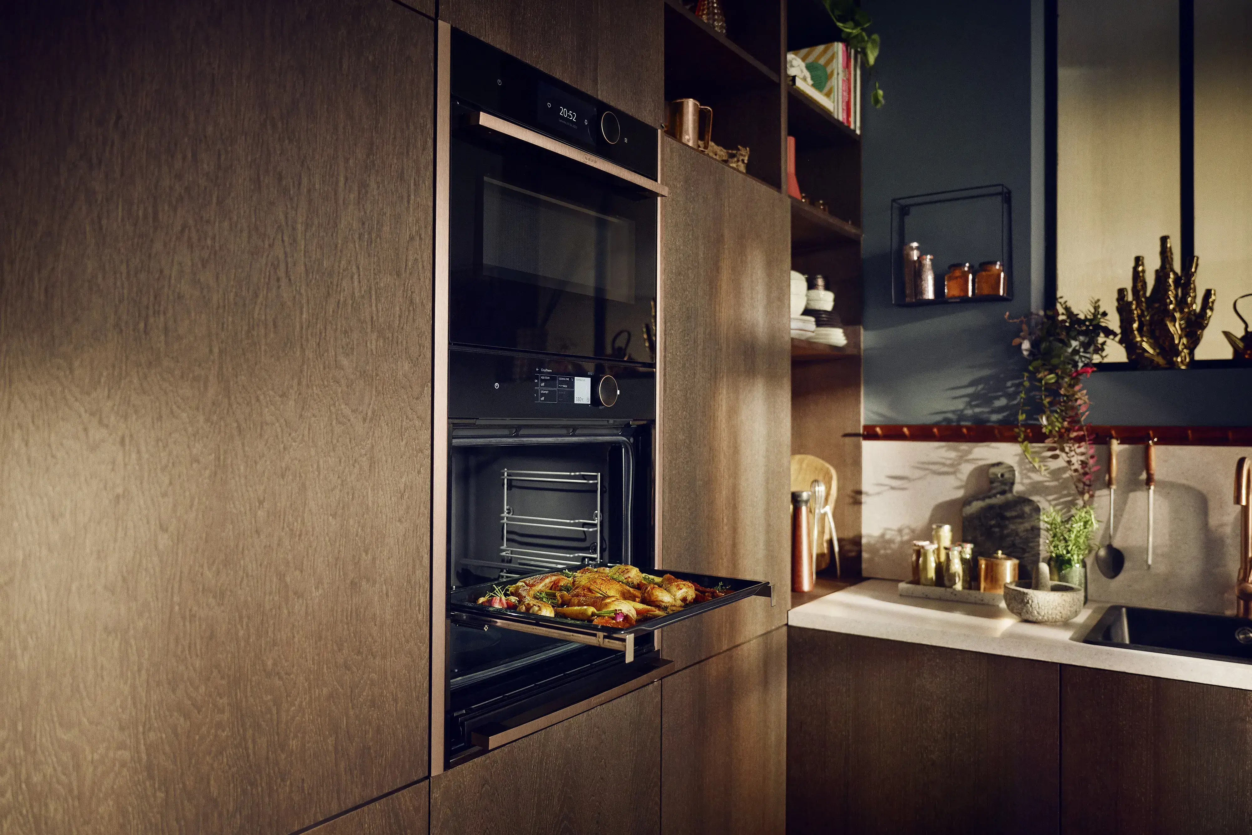 NEFF Collection Slide Hide Backofenklappe verschwindet beim Öffnen vollständig in einem Spalt unter dem Einbau-Gerät