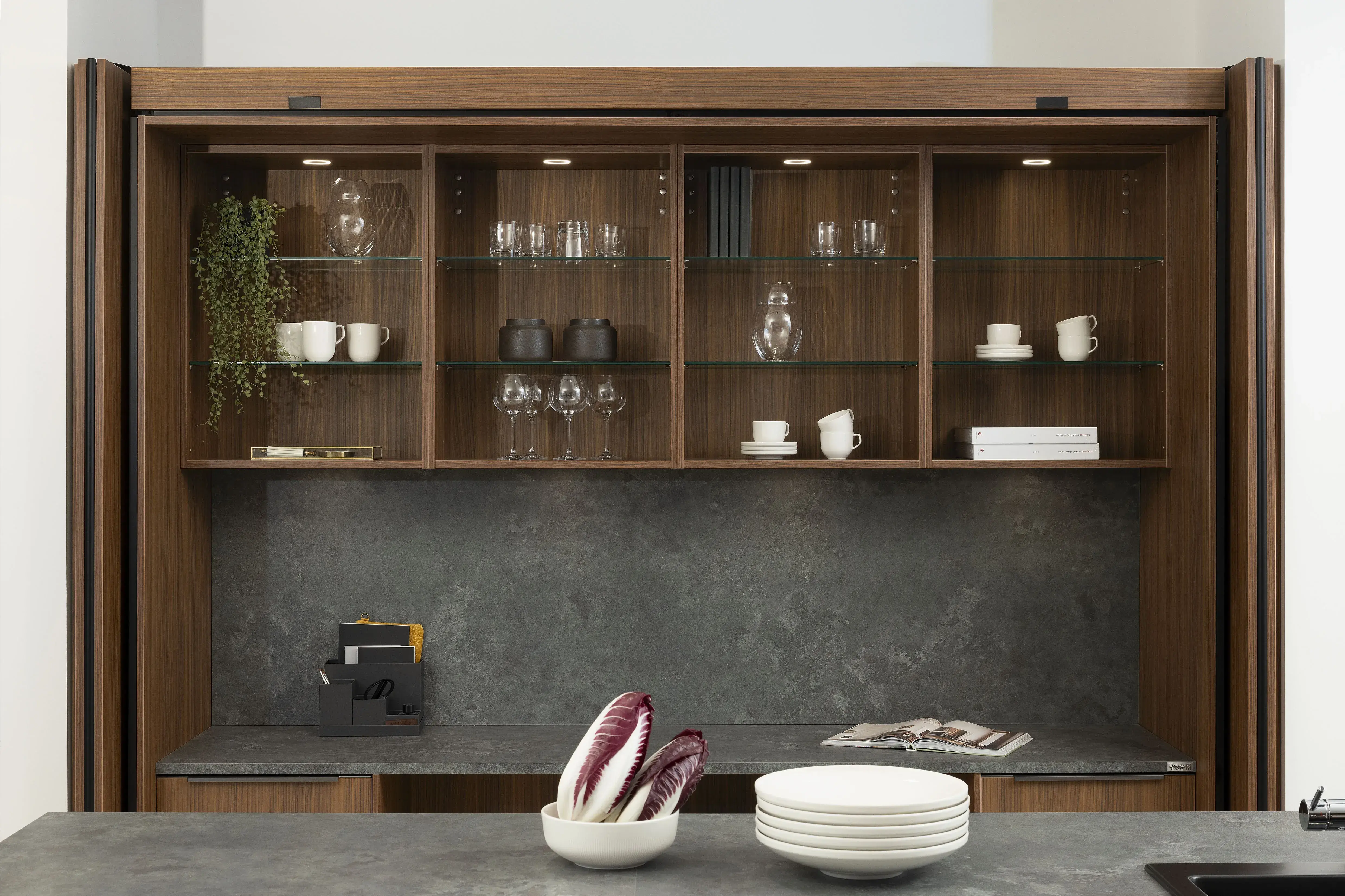Offener Küchenschrank mit Edelnussbaum-Pocketdoors von Ballerina